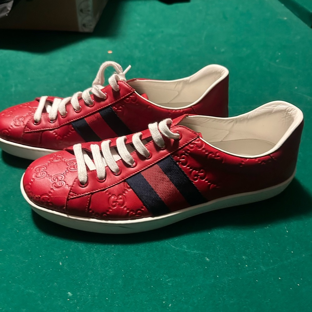Men’s low top Gucci sneakers